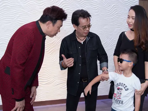 Nhạc sĩ Đức Huy 'khoe' vợ kém 44 tuổi và con trai