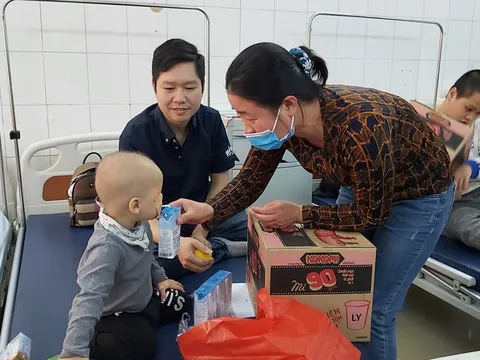 Mang quà Tết tới bệnh nhi nghèo tại Bệnh viện Y học Cổ truyền Trung ương