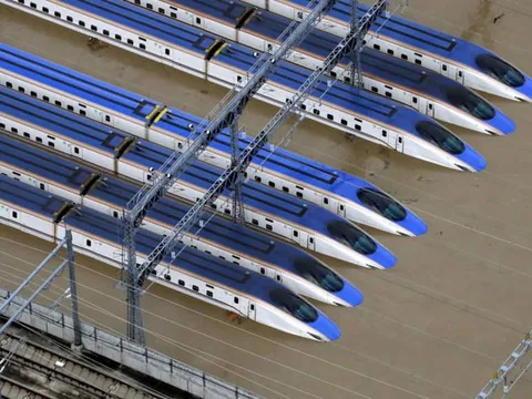 Nhật bỏ 10 tàu shinkansen ngập nước trong bão Hagibis