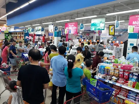Nhiều người bỏ đi chơi, ở nhà săn hàng khuyến mãi dịp 30/4 và 1/5