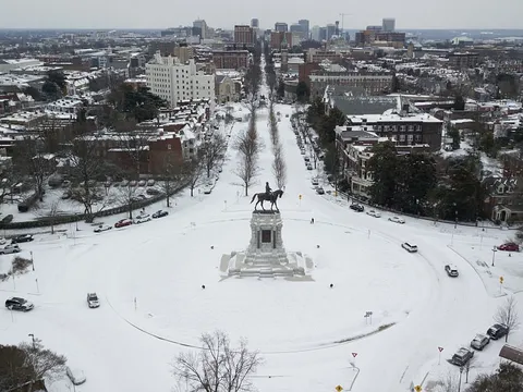 Nhìn từ trên cao, Đông Bắc Mỹ trắng xóa sau "bom bão tuyết"