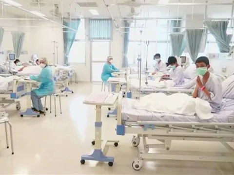 Những cầu thủ nhí bước khỏi hang và đối diện tương lai vô thừa nhận