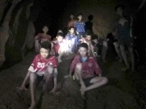 Những hình ảnh đầu tiên của đội bóng Thái Lan mất tích được tìm thấy