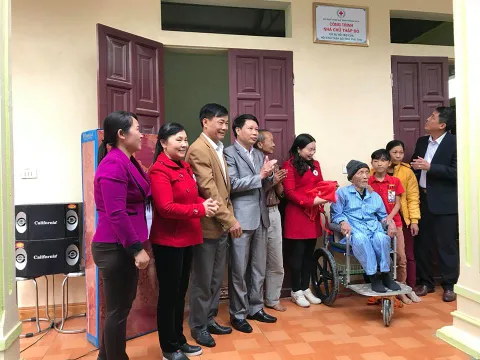 Thanh Hóa: Tặng nhà Chữ thập đỏ tại huyện Cẩm Thủy