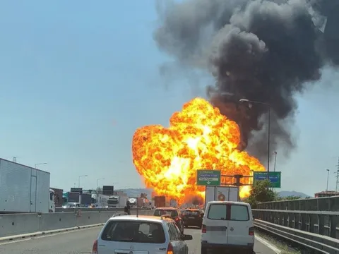 Nổ xe bồn chở dầu gây sập cầu, 70 người bị thương ở Italy