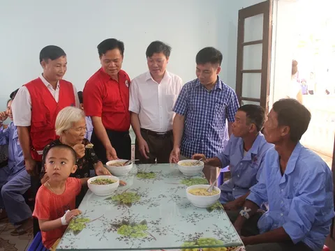 “Nồi cháo nghĩa tình” -  ấm lòng bệnh nhân nghèo Phú Thọ