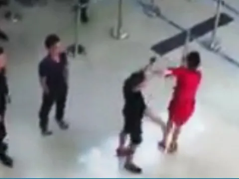 Vụ nữ nhân viên hàng không bị hành hung: 3 thanh niên bị cấm bay 1 năm