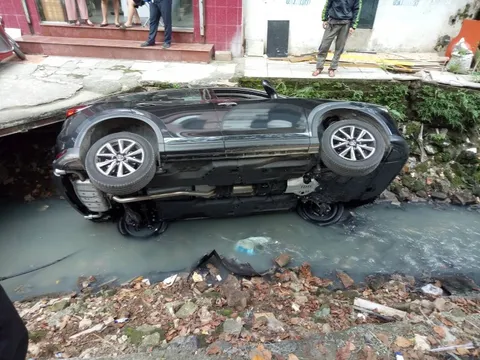 Nữ tài xế điều khiển xe Mazda CX5 bất ngờ bị mất lái lao xuống mương nước