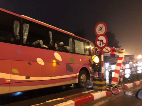 Hà Nội: Ô tô 45 chỗ đâm đổ khung chắn chiều cao cầu vượt Thái Hà - Chùa Bộc
