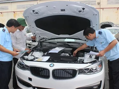 Ô tô nhập ùn tắc: Giá xe đắt thêm trăm triệu đồng