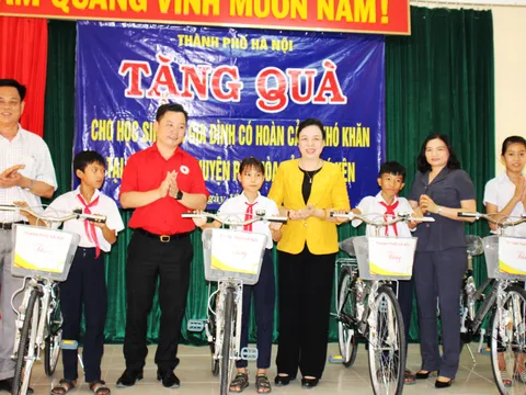 Đoàn công tác thành phố Hà Nội thăm, tặng quà tại Phú Yên