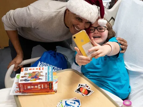 Obama biến hóa thành ông già Noel, bất ngờ thăm bệnh viện nhi