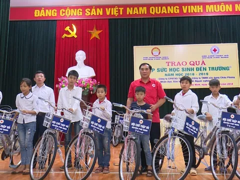 Tiếp sức học sinh đến trường