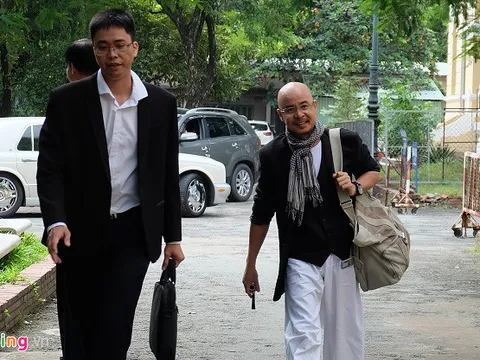 Ông Đặng Lê Nguyên Vũ tươi cười đến tòa hòa giải ly hôn