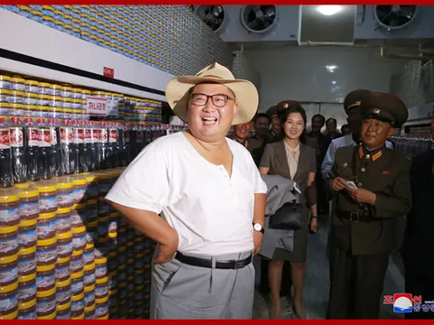 Ông Kim Jong Un và vợ thăm xưởng sản xuất cá ngâm