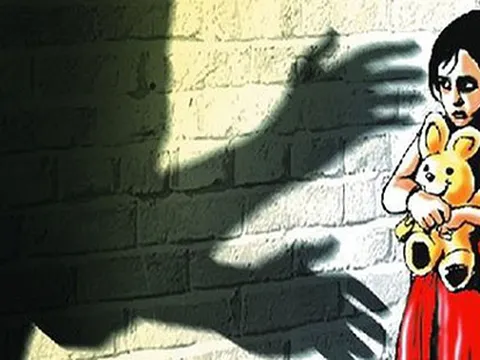 Ông lão 81 tuổi dâm ô với bé gái hàng xóm