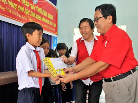 Hội Chữ thập đỏ tỉnh Vĩnh Long: Trao học bổng và tặng nhà tình thương cho người nghèo