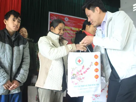 Hưng Yên: Tặng quà Tết các hộ nghèo, gia đình chính sách