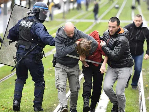 Biểu tình lan rộng tại Pháp, học sinh phong tỏa trường học