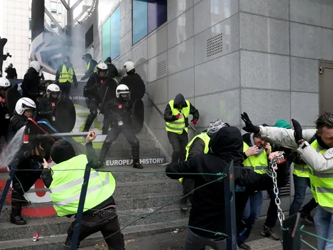 Bạo lực khắp cả nước, Pháp bắt giữ 1.400 người