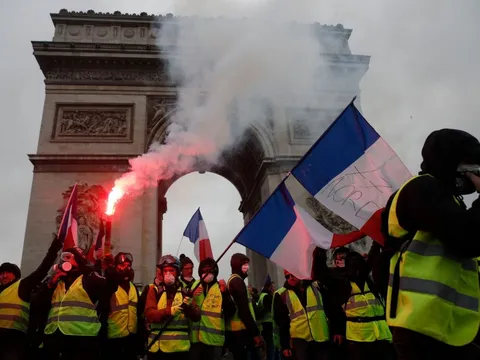 Paris chìm trong khói lửa vì bạo loạn, hàng trăm người bị thương