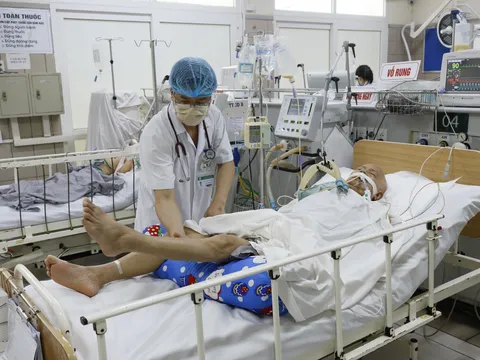 BV Bạch Mai tiếp nhận 13 người bị ngộ độc nhẹ sau khi ăn pate Minh Chay