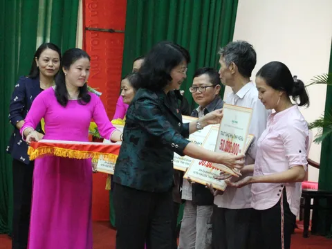 Phó Chủ tịch nước Đặng Thị Ngọc Thịnh trao nhà tình nghĩa tại Vĩnh Long