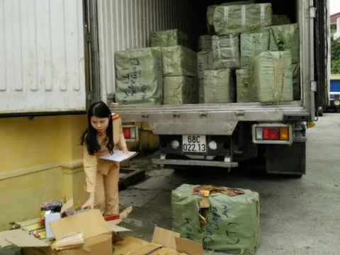 Bắt giữ ô tô tải chở 5 tấn pháo điện