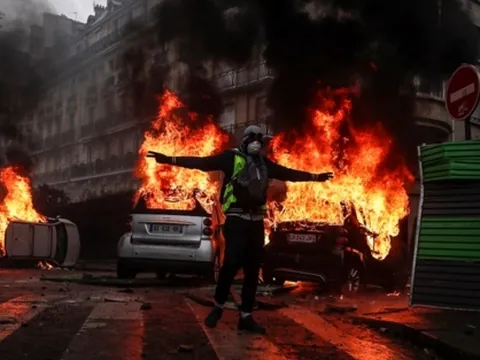 Chính phủ Pháp ngưng tăng thuế xăng dầu, biểu tình 'Áo vàng' vẫn lan rộng