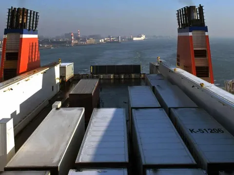 Phát hiện 25 người trong container đông lạnh trên phà đến Anh