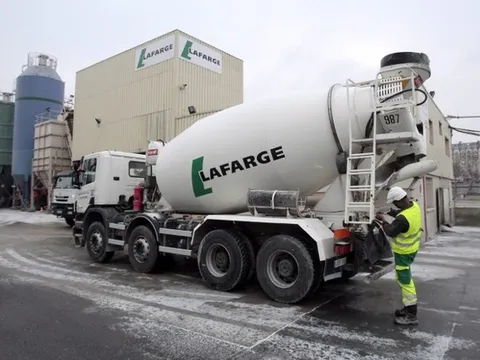 Phát hiện hàng loạt xe tải bị gắn bom ở Paris