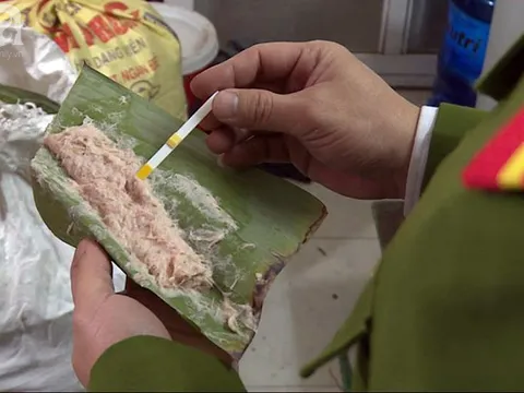 Phát hiện một cơ sở sản xuất giò chứa hàn the