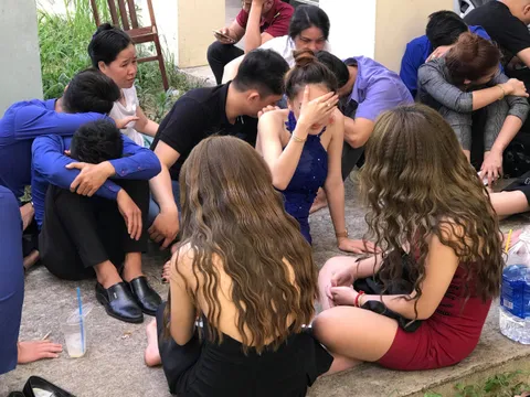 Đột kích quán bar ở Sài Gòn, phát hiện hàng chục nam nữ đang 'phê' ma tuý