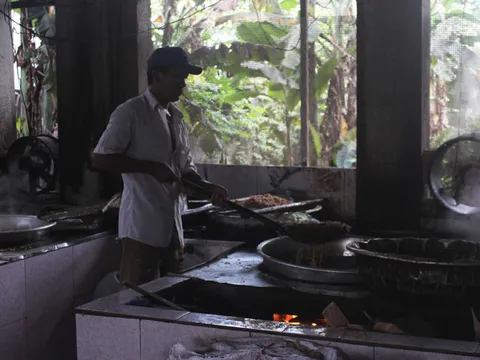 Phi hành, tỏi bằng dầu cặn... màu nâu