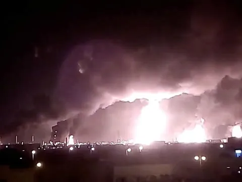 Phiến quân tấn công làm Saudi Arabia tổn thất 50% sản lượng dầu mỏ