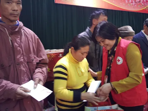 Trao hàng nghìn suất quà Tết cho người nghèo tại Hà Nam