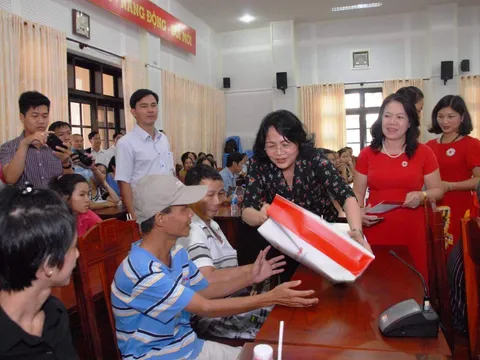 Phó Chủ tịch nước tặng quà hộ nghèo tại Tiền Giang và Bến Tre