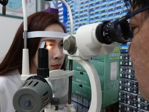 Thủng 500 lỗ trên giác mạc vì để điện thoại sáng tối đa