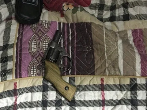 Nhân viên quán massage chĩa súng dọa bảo vệ chung cư