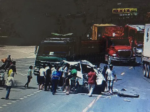 Xe tải đâm trực diện ô tô 7 chỗ, 5 người nhập viện