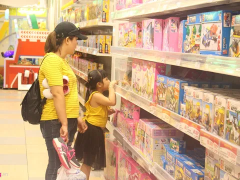 Phụ huynh 'săn lùng' đồ chơi bạc triệu cho trẻ ngày Quốc tế Thiếu nhi