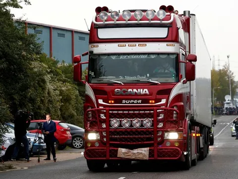 Phụ nữ có bầu và trẻ em được tìm thấy trong xe tải ở Anh