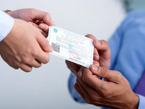 Tặng 2500 thẻ BHYT cho đồng bào lũ lụt miền Trung