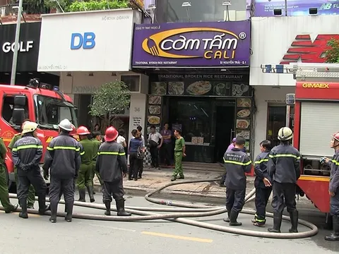 Cháy quán cơm, thực khách cuống cuồng  chạy thoát thân