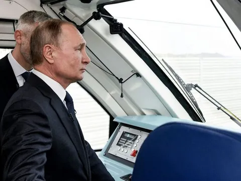 Tổng thống Putin đi chuyến tàu đầu tiên qua cầu nối với Crimea