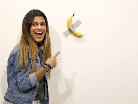 Quả chuối nghệ thuật giá 120.000 USD bị lột vỏ, ăn ngay tại triển lãm