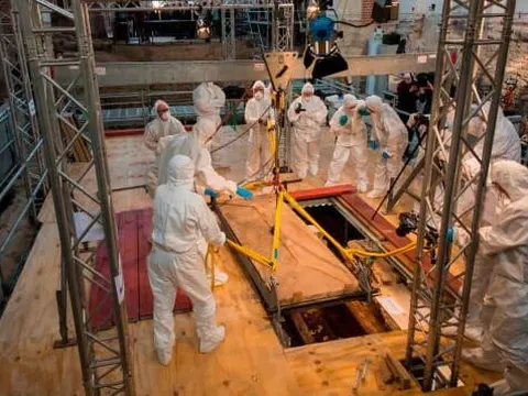 Mở quách 1.000 năm tuổi nghi chứa hài cốt giáo sĩ từ thế kỷ 11