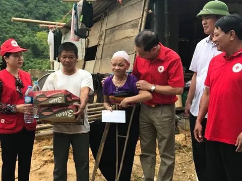 Đoàn cứu trợ đầu tiên tiếp cận được với bà con vùng lũ Quan Hoá