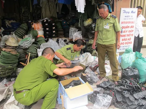 Thu giữ 7 bao hàng chứa thắt lưng và phụ kiện có dấu hiệu là quân trang