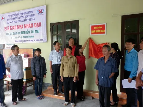 Hội Chữ thập đỏ TP. Cẩm Phả trao nhà nhân đạo cho người nghèo
